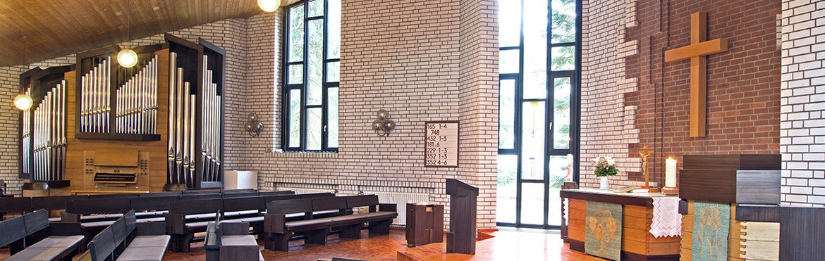 Innenraum der St.-Thomas-Kirche in Geesthacht, Blick auf den Altar