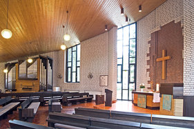 Innenraum der St.-Thomas-Kirche in Geesthacht, Blick auf den Altar