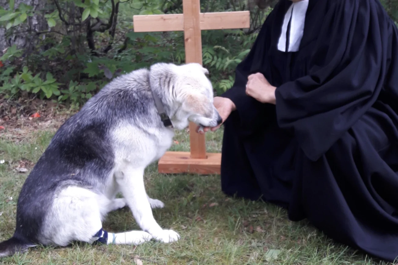 Pastorin Klinge beim Gottesdienst für Mensch und Tier