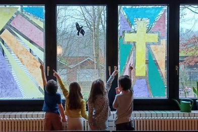 Kinder zeigen auf ein selbst gestaltes Bild - Copyright: Jenny Grätz