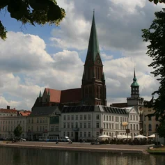 Blick auf den Schweriner Dom vom Pfaffenteich aus