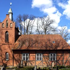 Außenansicht der Kapelle in Tramm