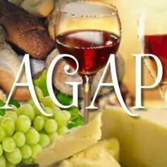 Trauben, Käse und Weingläser