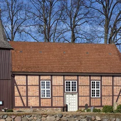 Außenansicht der St.-Marien-Kirche Worth von der Seite