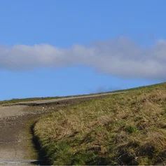 Landschaft mit Weg und blauem Himmel