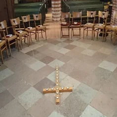 Stuhlkreis im Altarraum der St. Johanniskirche