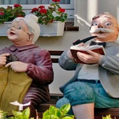 Zwei Senioren auf der Bank