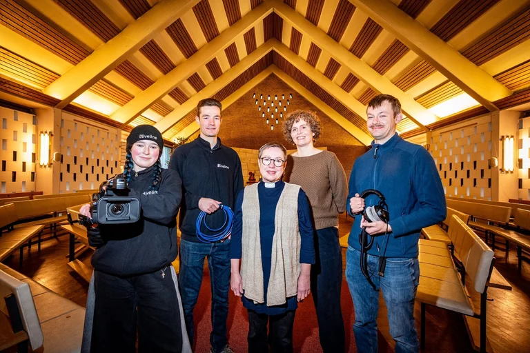 Menschen in einer Kirche 