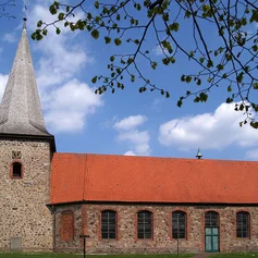 Außenansicht von St. Johannis Siebeneichen von der Seite