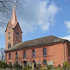Außenansicht der St.-Nikolai-Kirche Hohenhorn, von der Seite gesehen