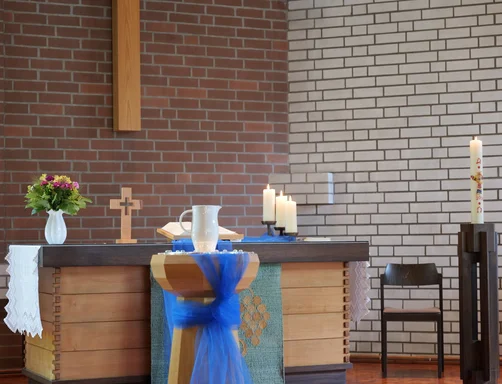 ein geschmücktes Taufbecken in einer Kirche